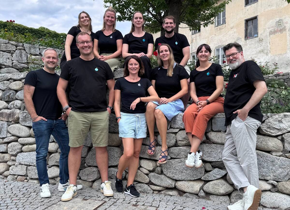 netzvitamineTEAM in Brixen auf Mauer Im Juli 2025 war das gesamte netzvitamineTEAM in Südtirol, um den Austragungsort für das DSTNCMP²⁶ zu besichtigen.
